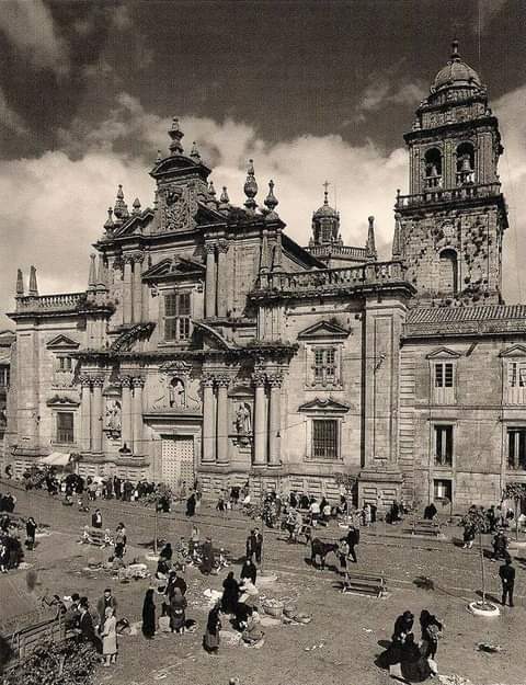 Celanova -Plaza Mayor el dia de mercado.jpg